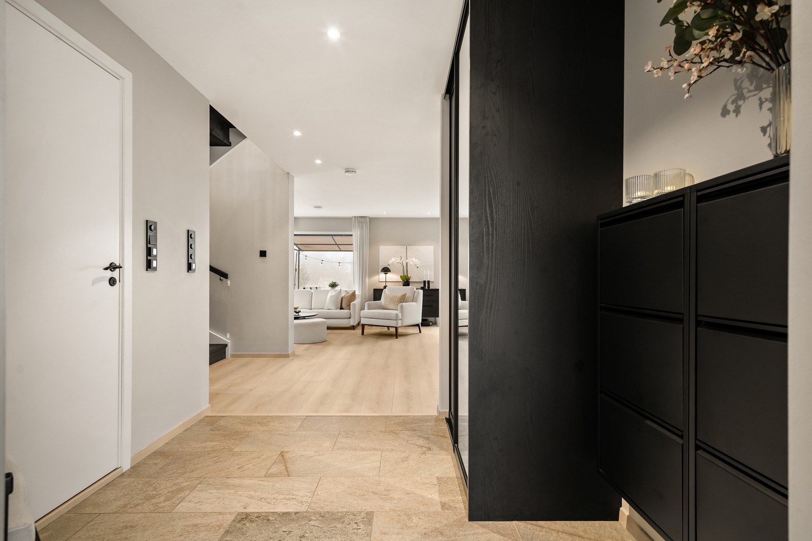 Velkommen inn! Romslig gangareal og en luftig planløsning Galleribilde