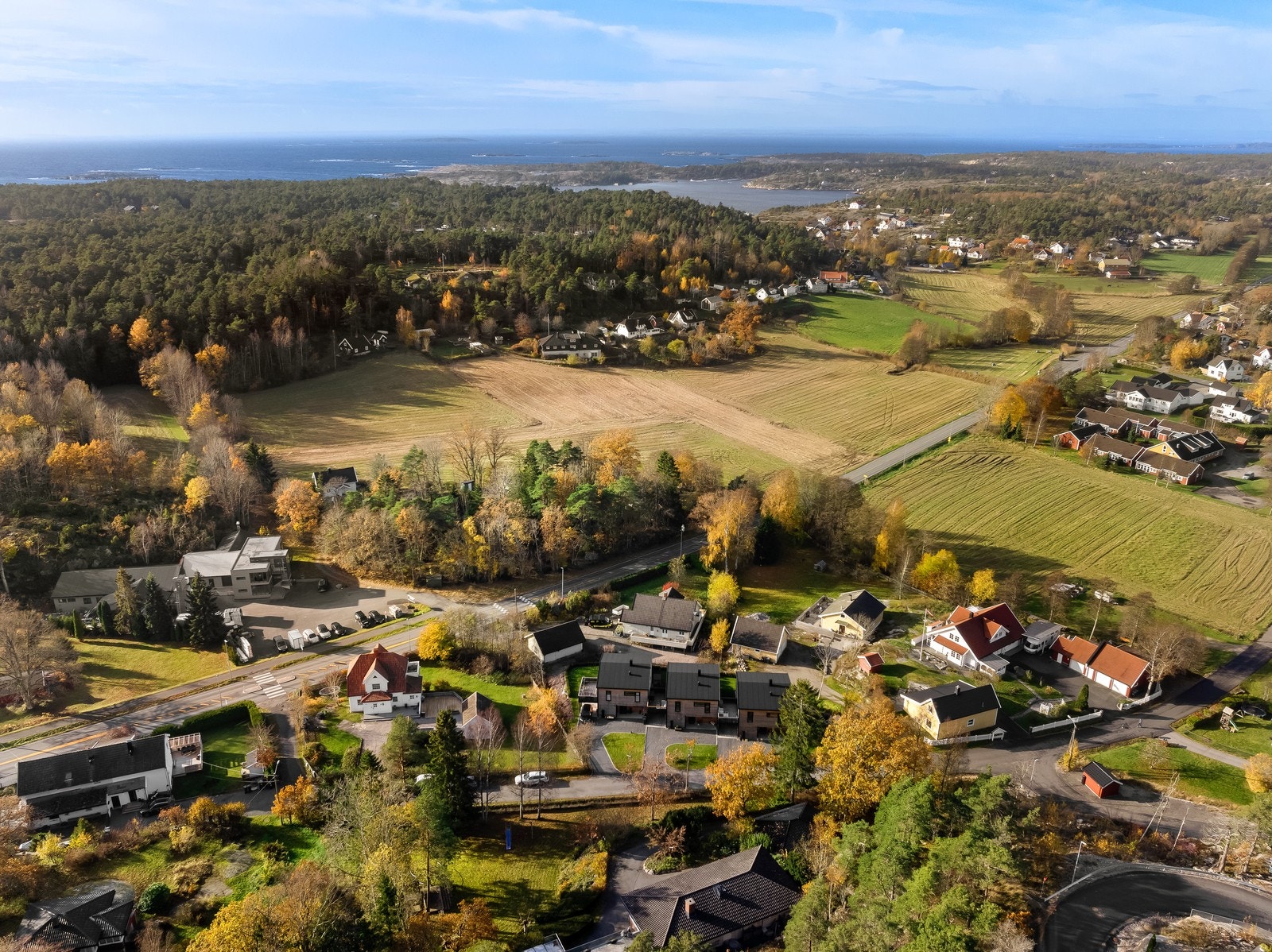 I området ligger det båthavner og flotte strender som perler på en snor. Dette tilhører Onsøystien som går langs kysten, fra Gressvik og ut til Foten, Mærrapanna og Hankø. Mange betrakter dette som Oslofjordens fineste turområde. Galleribilde