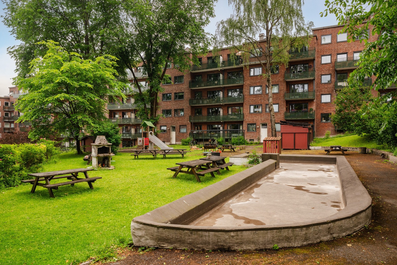 Det er flere sittegrupper, pizzaovn, dyrkekasser og lekestativ. Med andre ord, noe for enhver. Det er også nye sykkelskur i bakgård Galleribilde