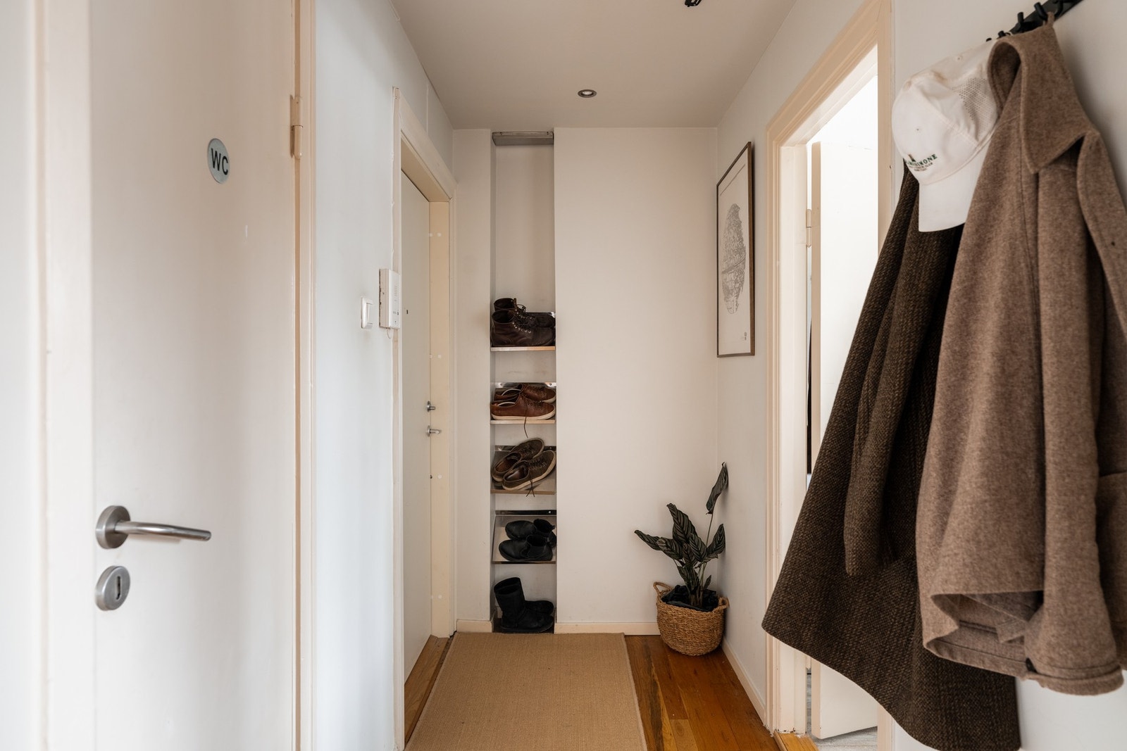 God plass til oppheng av yttertøy og sko Galleribilde