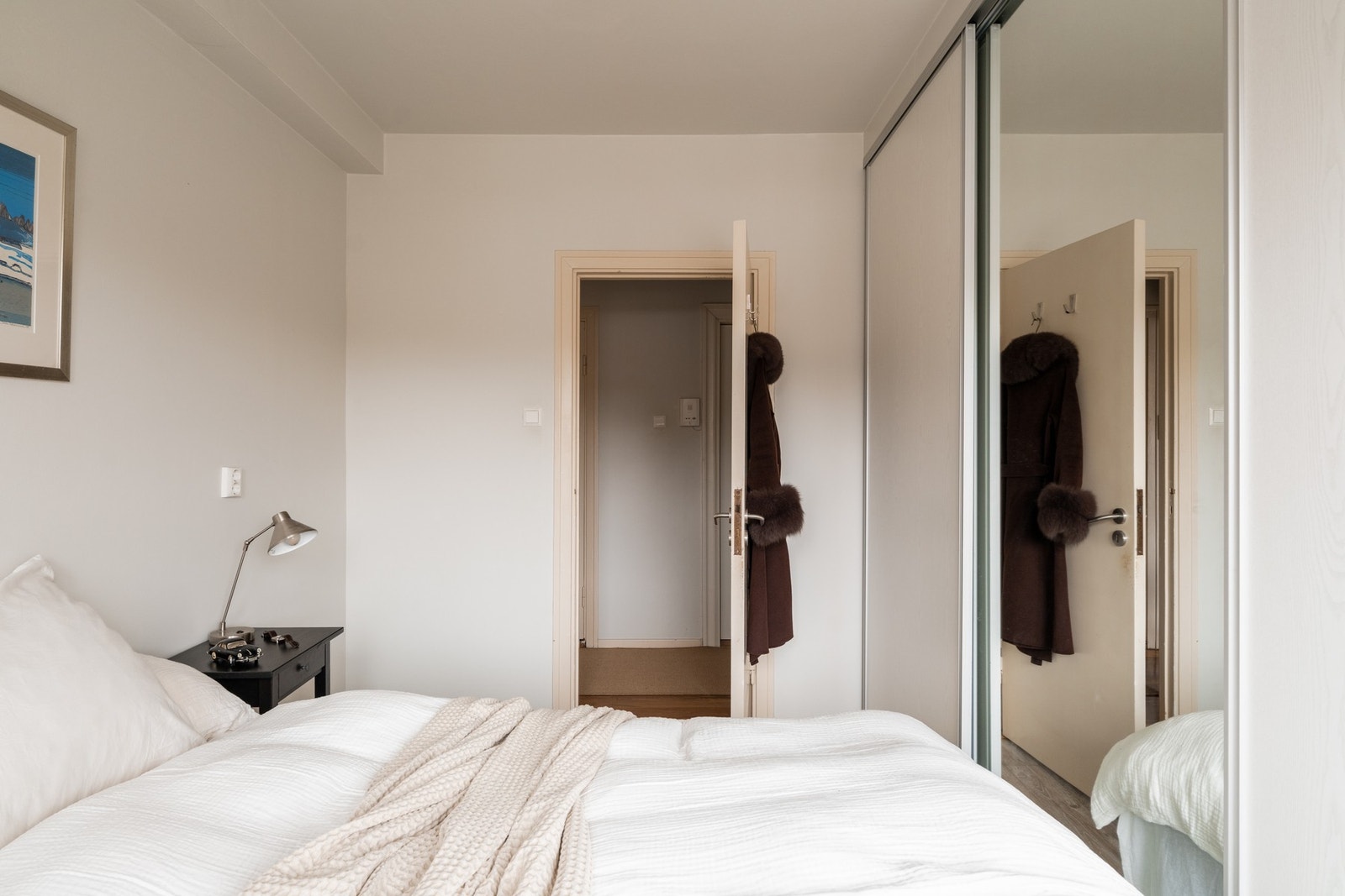 Gode oppbevaringsmuligheter i stort garderobeskap Galleribilde