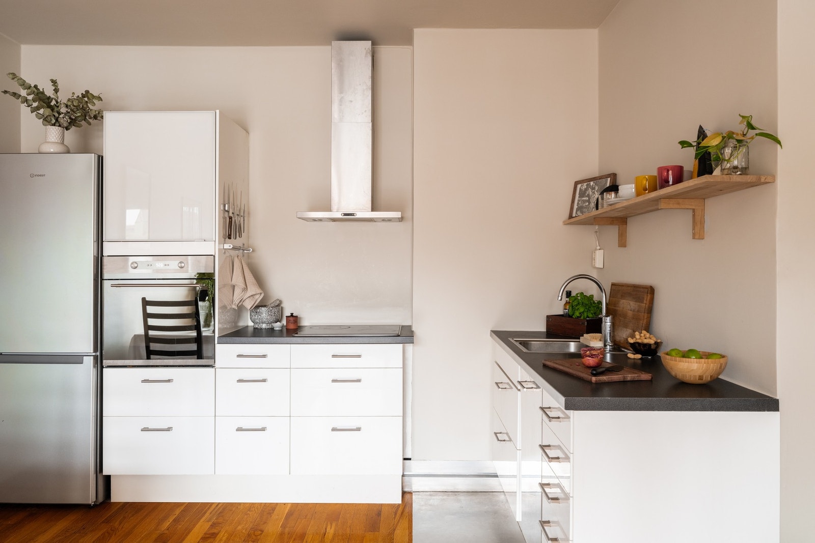 Tidløs kjøkkeninnredning med slette fronter og benkeplate i laminat Galleribilde