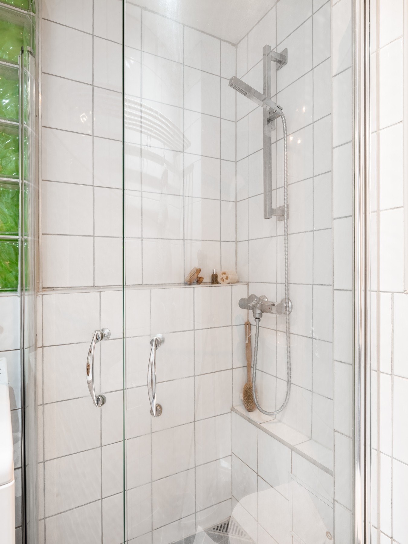 Dusjhjørne med innfellbare dusjvegger Galleribilde