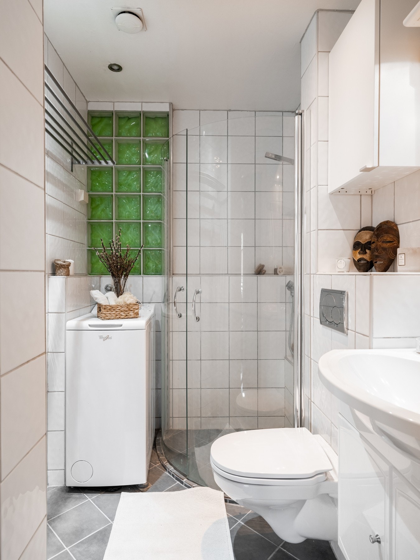 Flislagt bad med opplegg for vaskemaskin Galleribilde