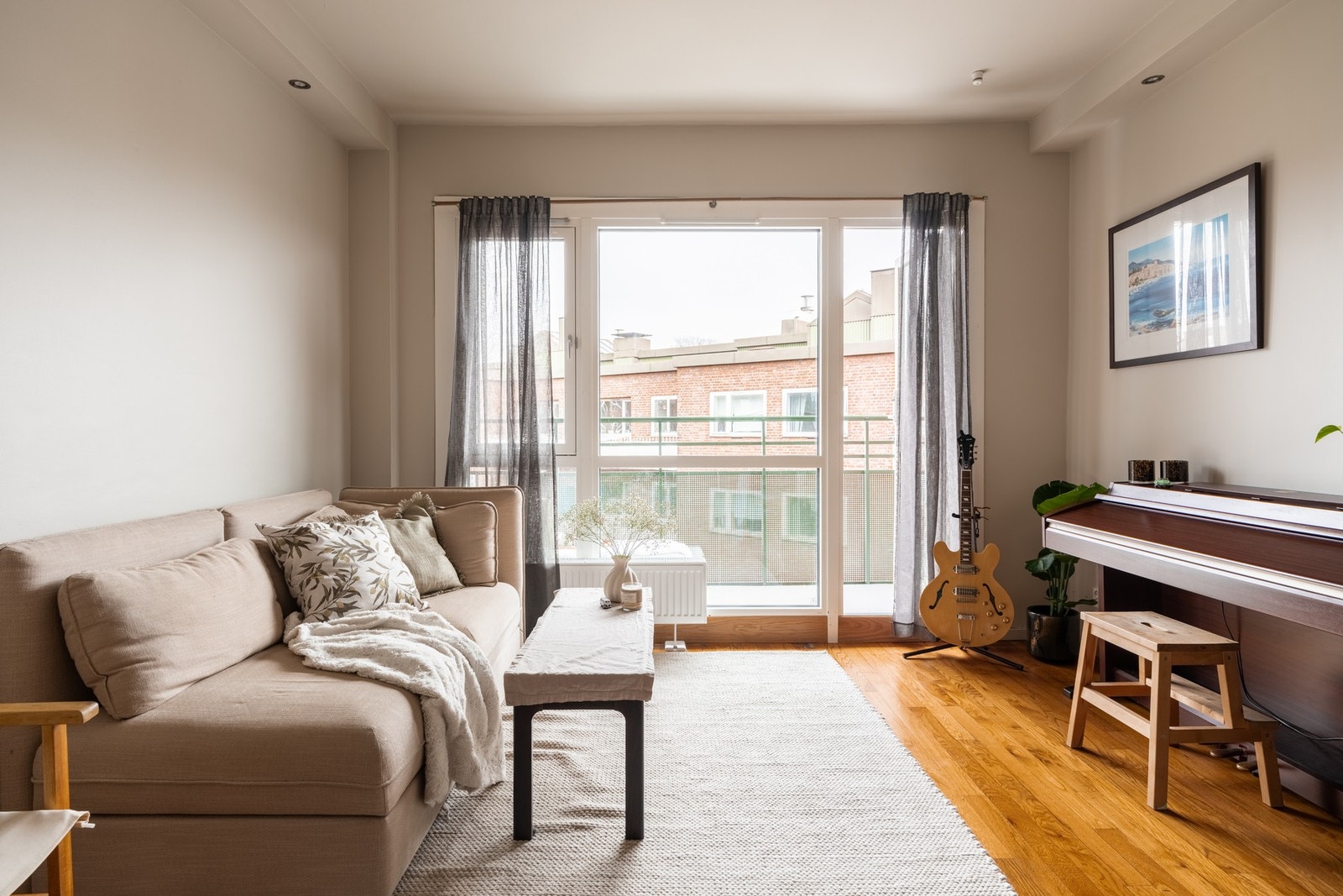 Boligen har store vindusflater i stuen som gir svært gode lysforhold Galleribilde