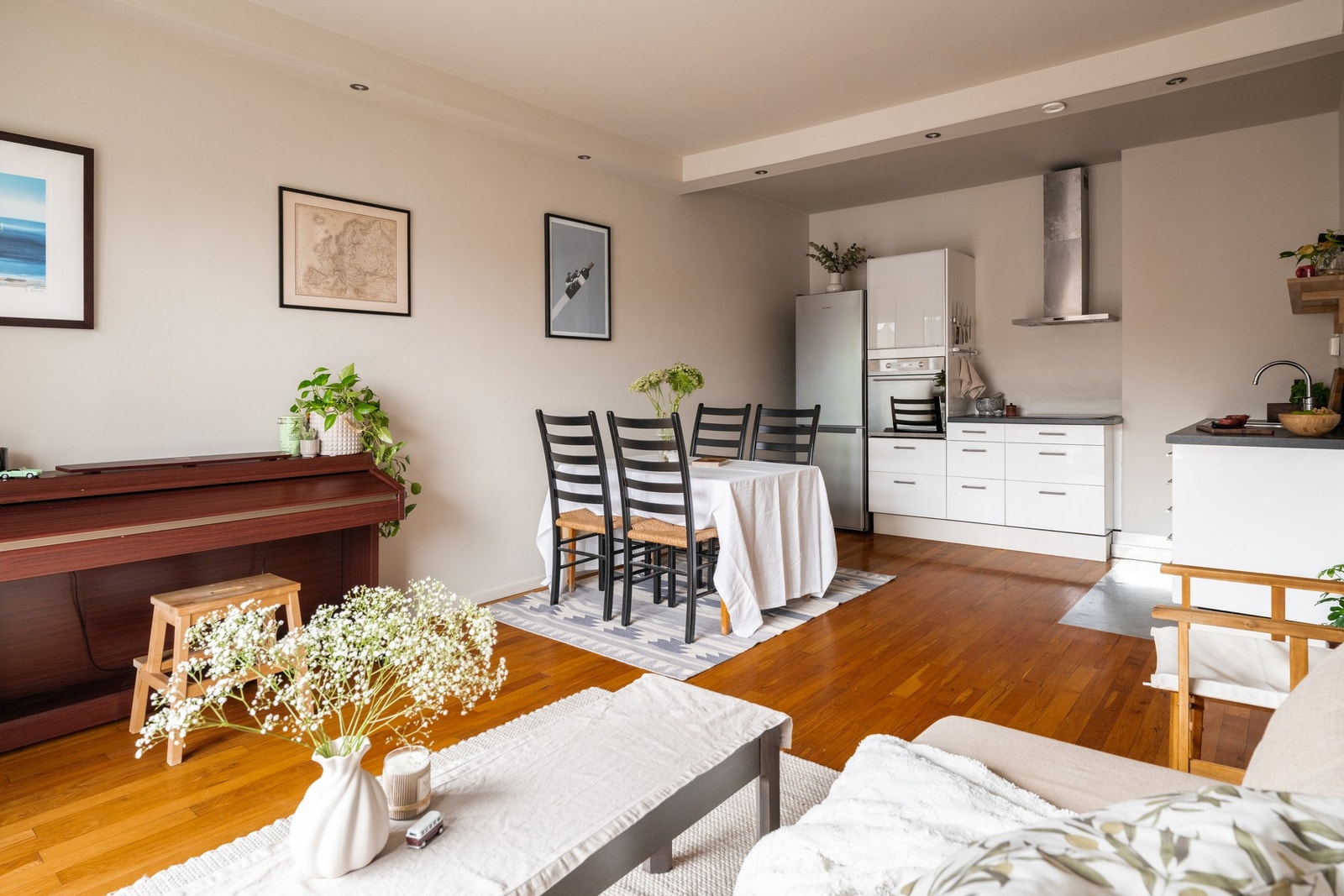 Moderne åpen stue- og kjøkkenløsning med god soneinndeling Galleribilde