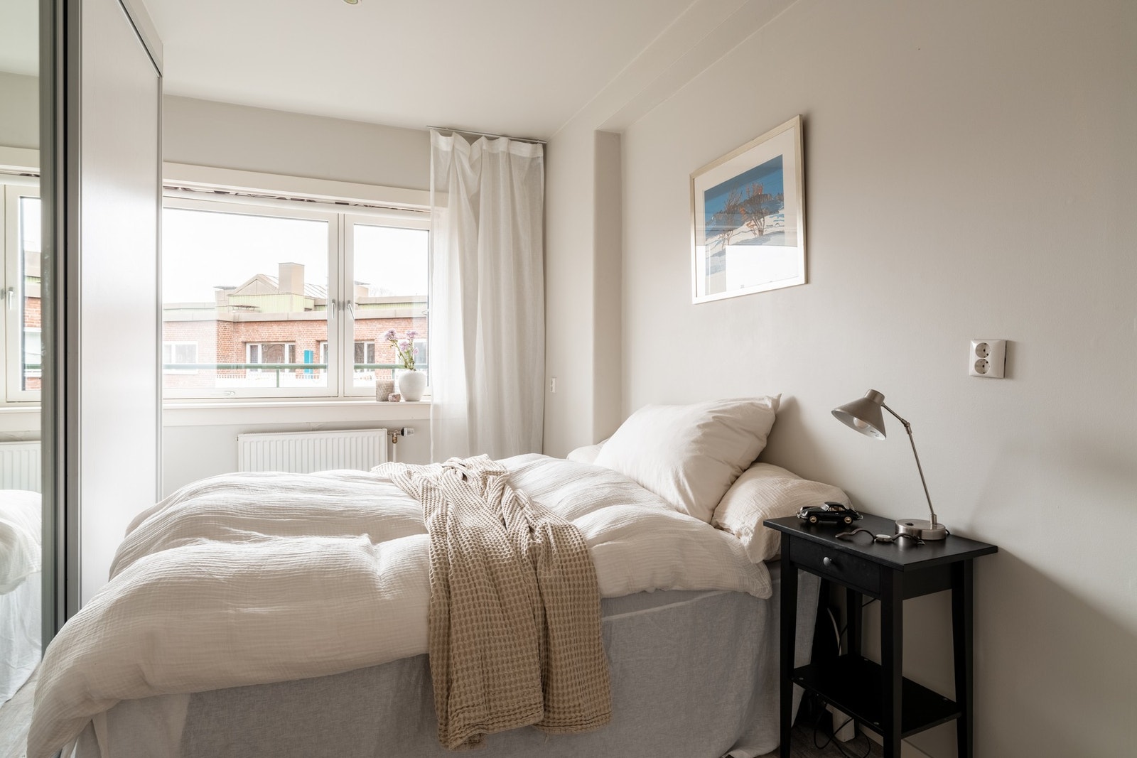 I boligen er det et lyst og innbydende soverom med god plass til dobbeltseng og nattbord Galleribilde