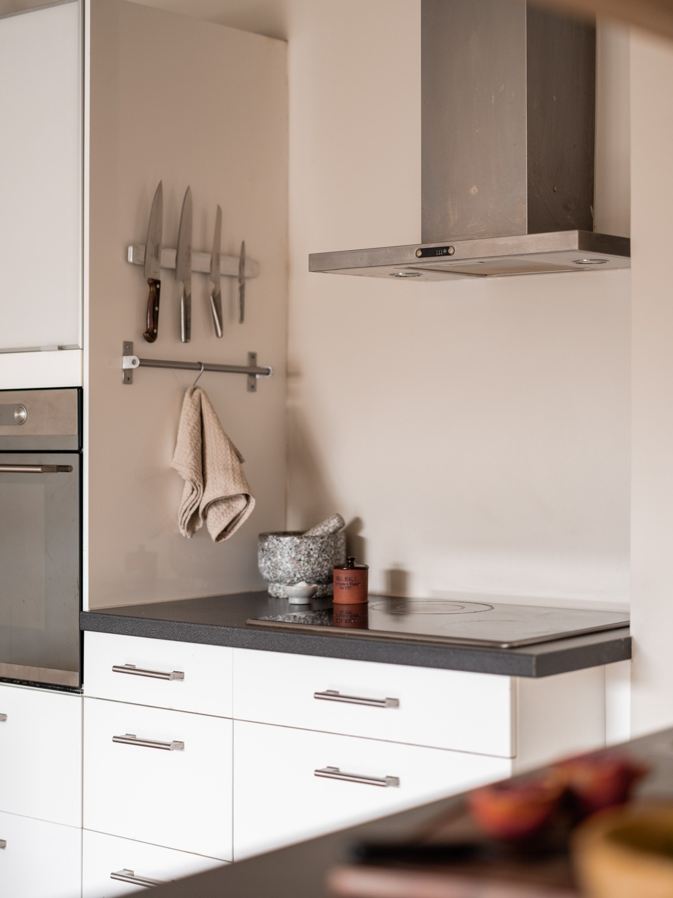 Integrert stekeovn, oppvaskmaskin og platetopp. Nisje for kjøl/frys. Galleribilde