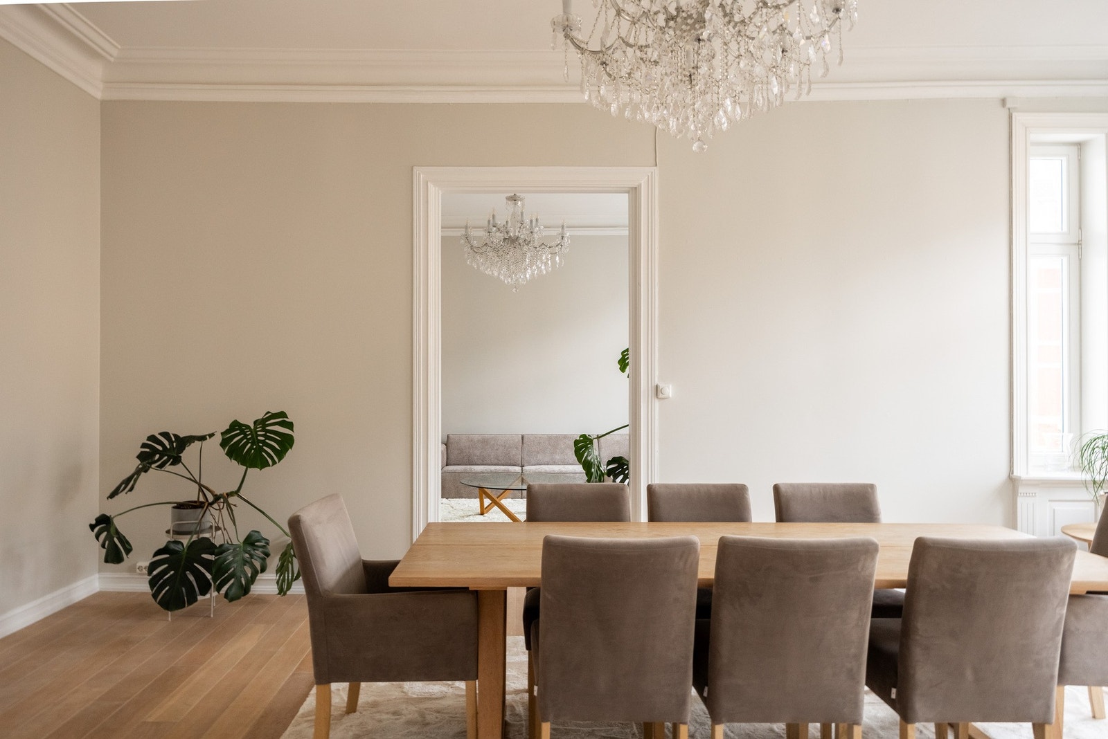 Spisestuen er romslig med god plass for stort langbord, hvor venner og familie kan inviteres til hyggelige sosiale sammenkomster. Galleribilde