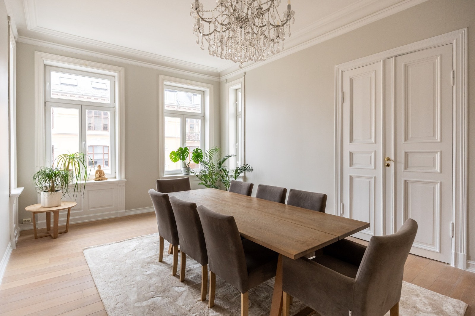 Her får man originale detaljer som stukkaturer, rosetter og doble fløydører. Galleribilde