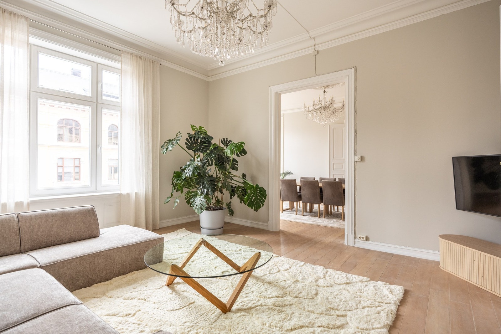 Store krysspostvinduer slipper inn rikelig med naturlig lys. Galleribilde