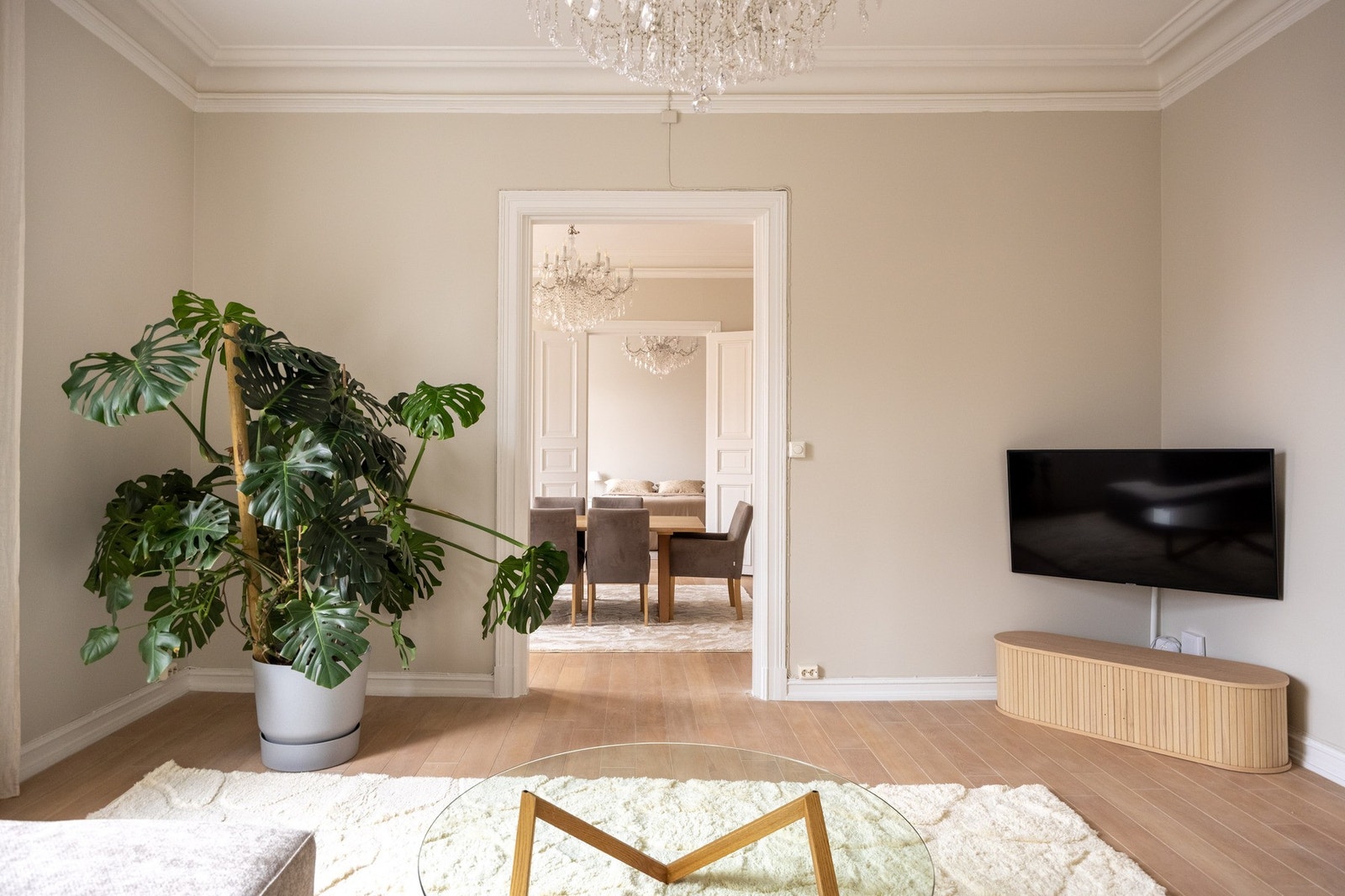 Overflatene er lysmalte, og på gulvet er det lagt parkett. Galleribilde
