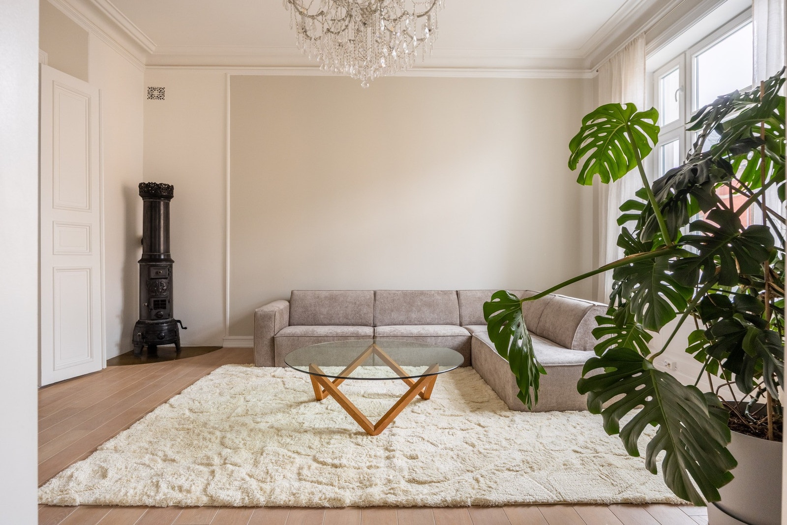 Det er god plass til sofa, stoler og tilhørende mediemøblement. Galleribilde