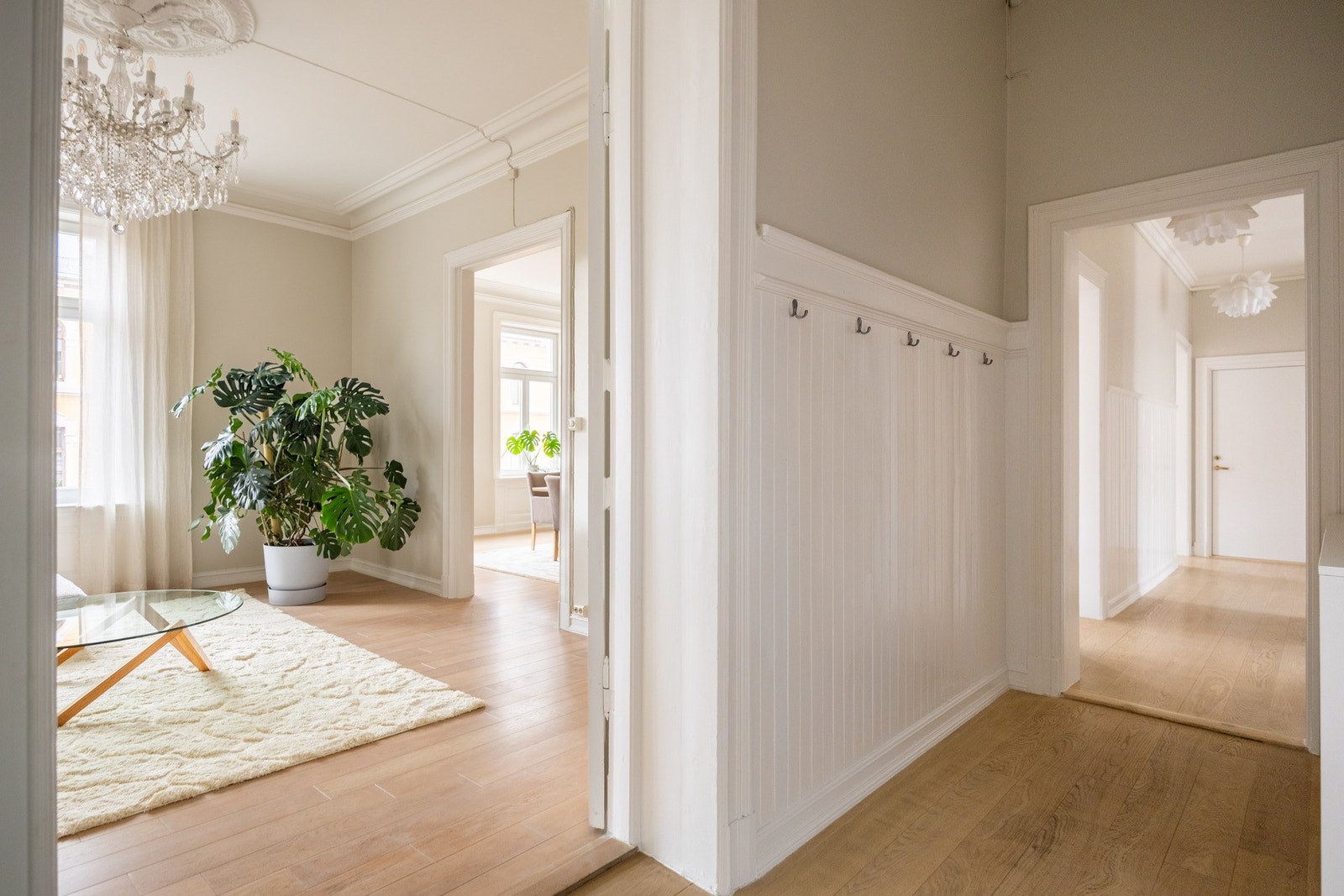 Det er også vakker brystningspanel på vegger, som understreker det klassiske preget. Galleribilde