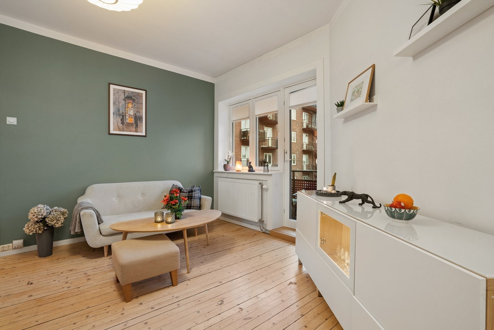 Nærhet til butikker og kollektivtransport i form av buss, trikk & T-bane. Galleribilde