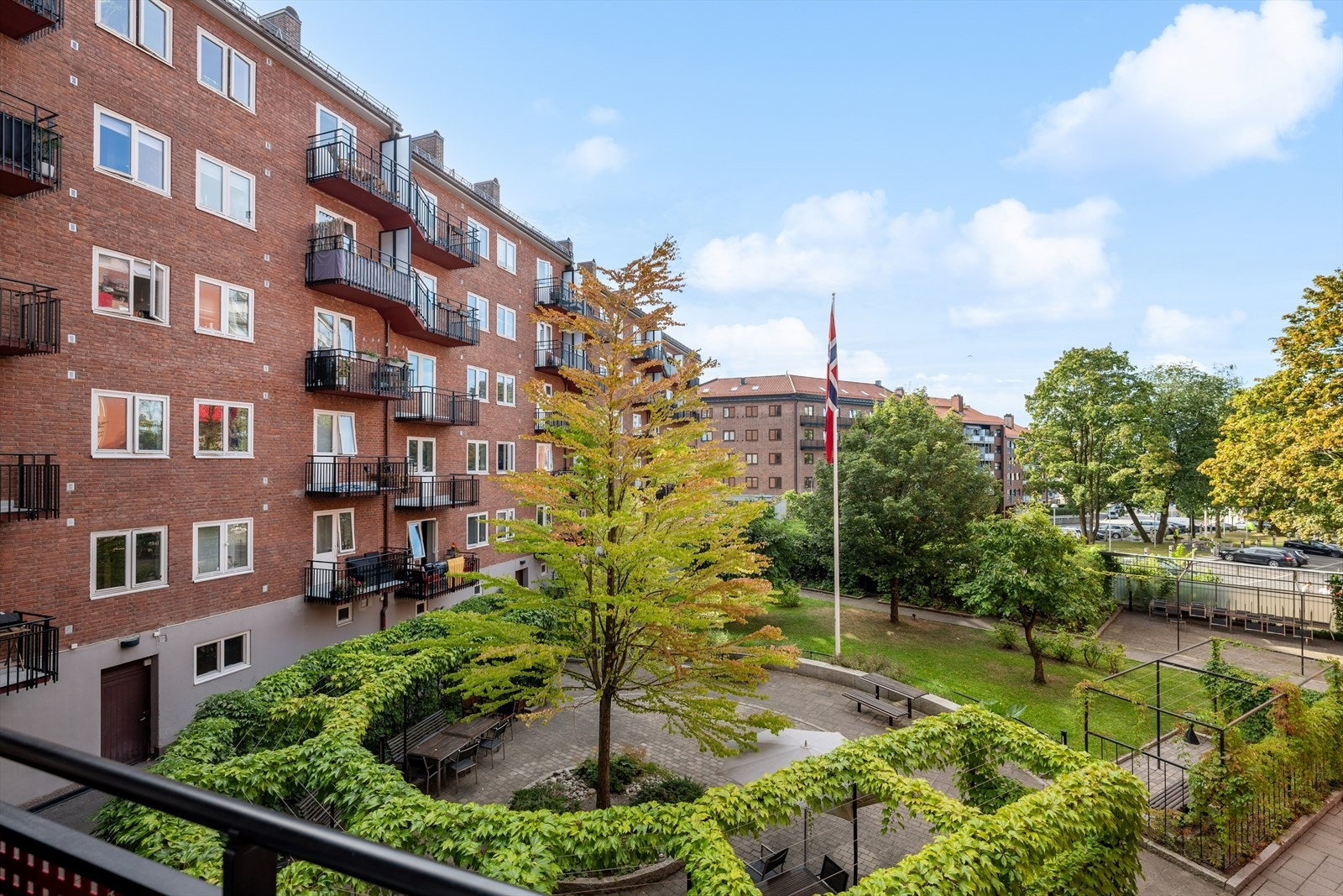 Bakgård. Galleribilde