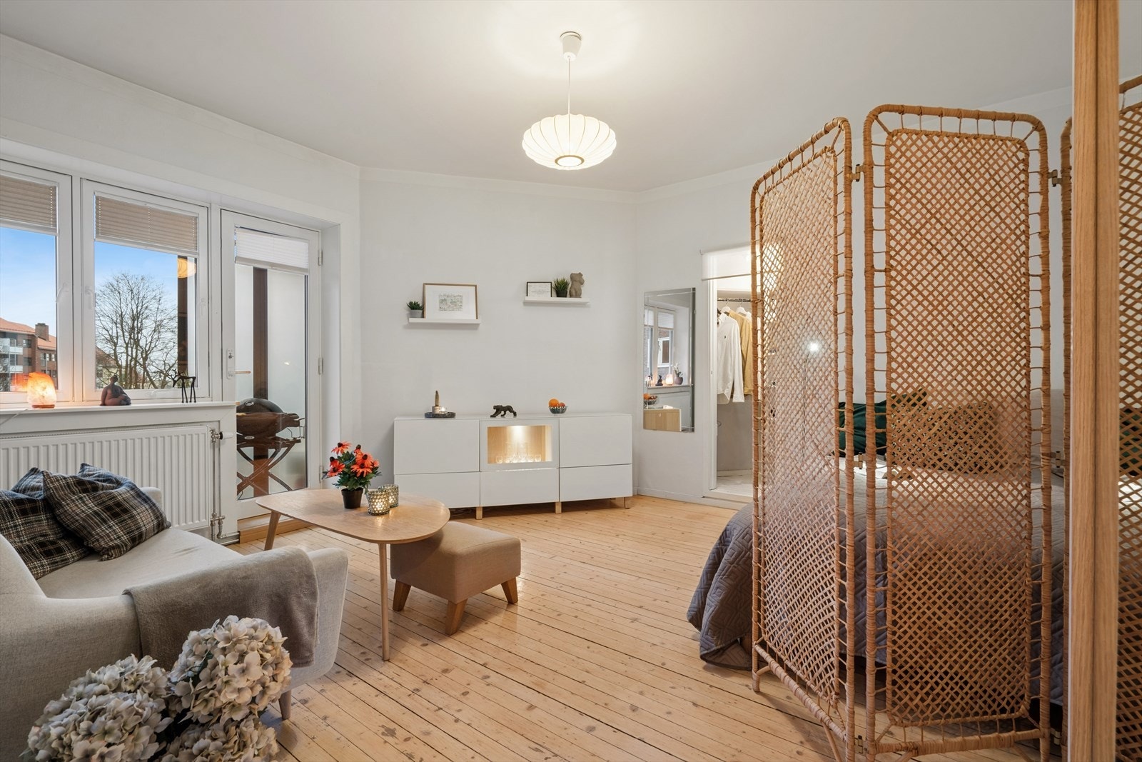 Rommet preges av originale tregulv og en takhøyde på ca. 2,7 meter, som sammen gir en behagelig romfølelse og god luft. Galleribilde