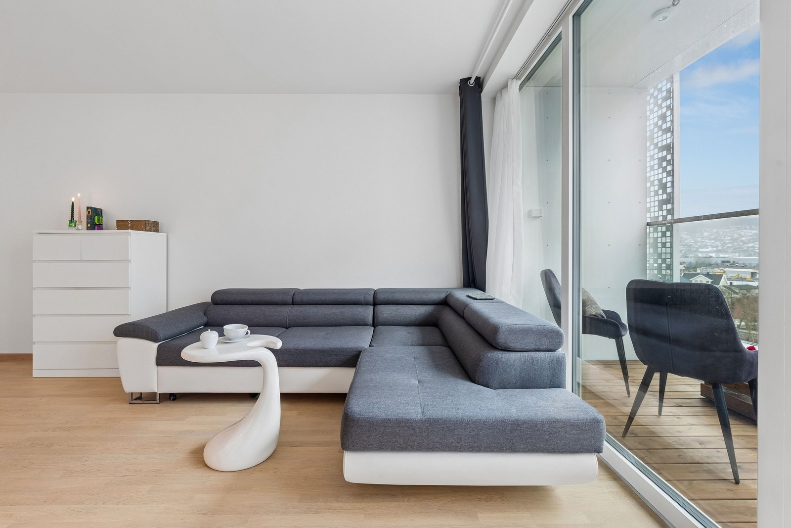 Moderne og arealeffektiv leileighet med gjennomgående eikeparkett og lyse flater Galleribilde