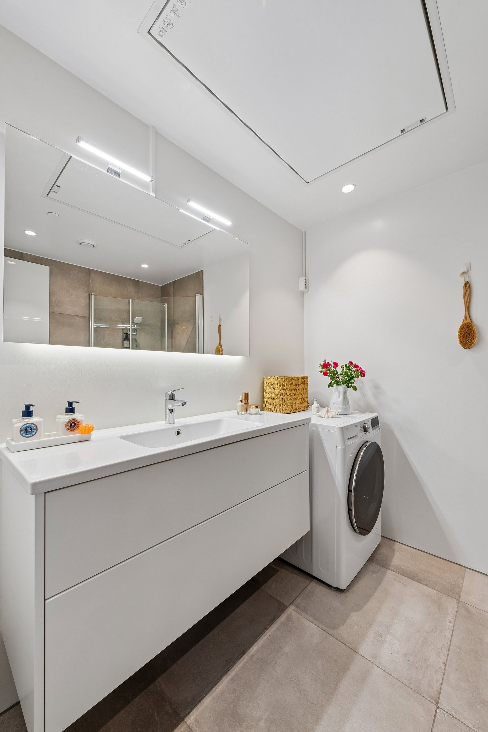 Badet er utstyrt med vegghengt toalett , dusjhjørne og servant med speilskap. Galleribilde