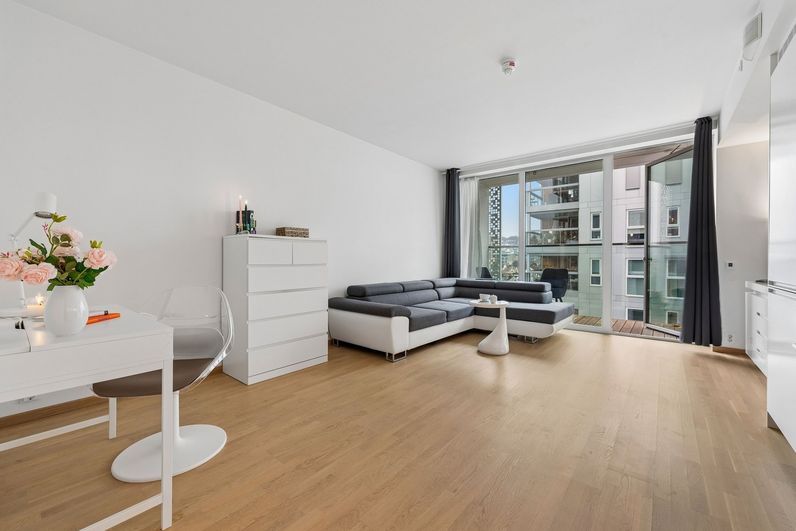 Moderne og arealeffektiv leileighet med gjennomgående eikeparkett og lyse flater Galleribilde