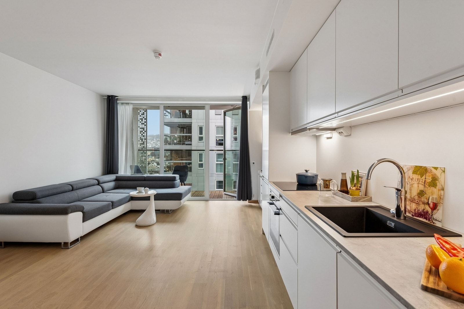 Leiligheten har en åpen og sosial planløsning med direkte utgang til balkong Galleribilde