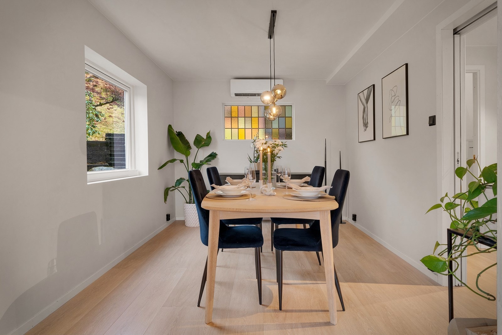 - Spisestuen måler 11,3 m². Se det nydelige vinduet med farget glass som gir boligen et unikt preg - Galleribilde