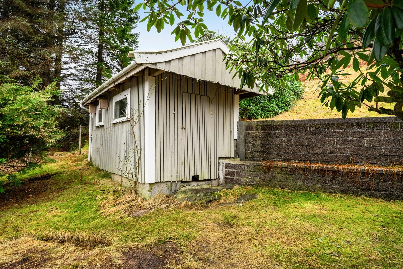 - Utvendig bod - perfekt for oppbevaring av hageredskaper o.l. - Galleribilde