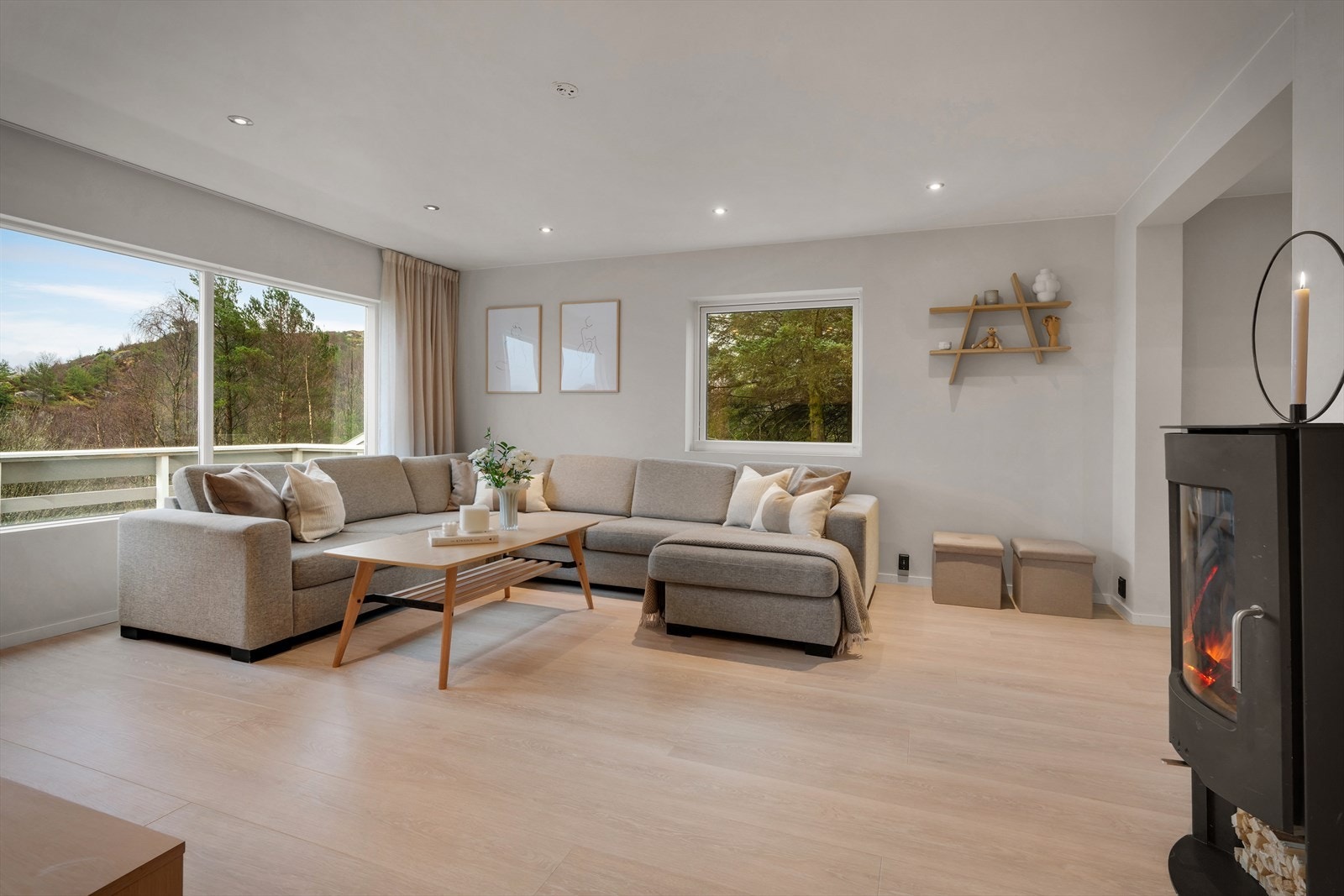 - Stuen er et perfekt samlingspunkt for familie og venner. Merk downlights i himling - Galleribilde