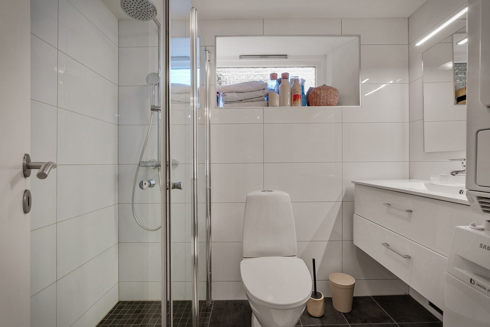 - Helfliset bad på 3,8m² med varmekabler i gulv, regndusj, servant med oppbevaring og opplegg for vaskemaskin - Galleribilde