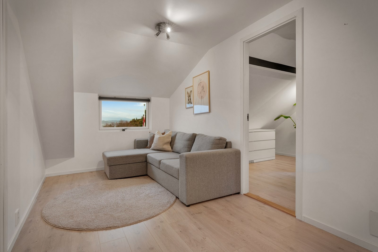 - Her har du god plass til å innrede med sofa og annet ønsket møblement - Galleribilde