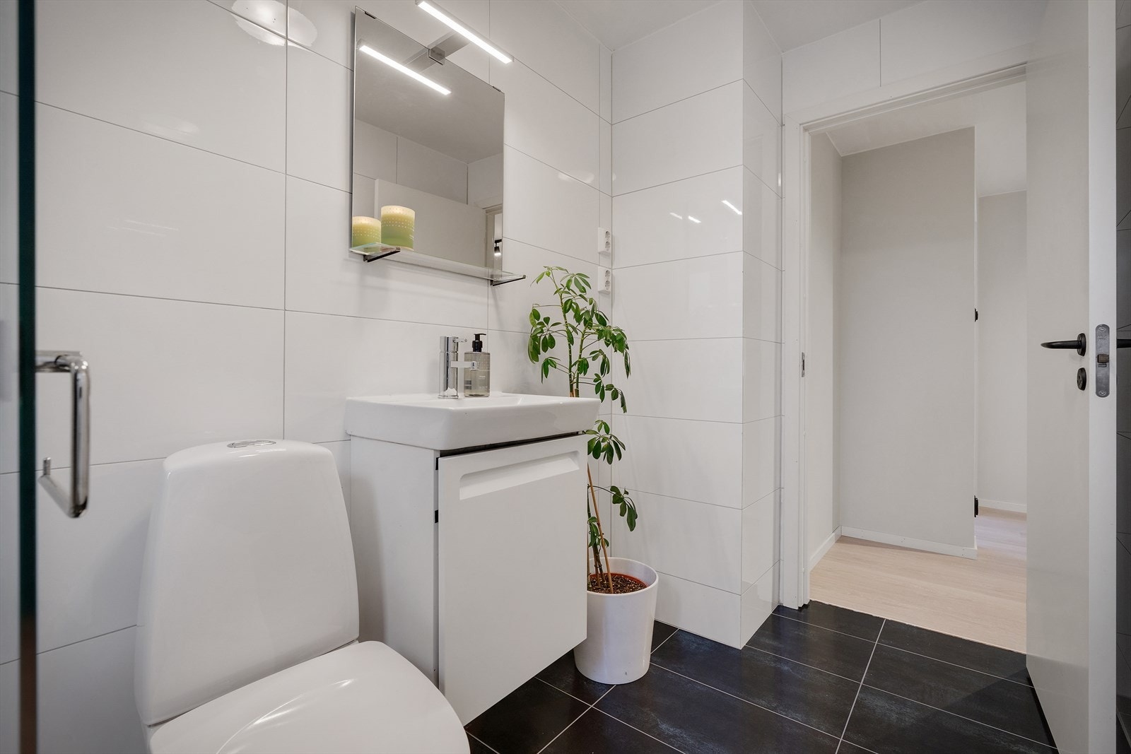 - Badet er innredet med toalett, regndusj og servant med skap - Galleribilde