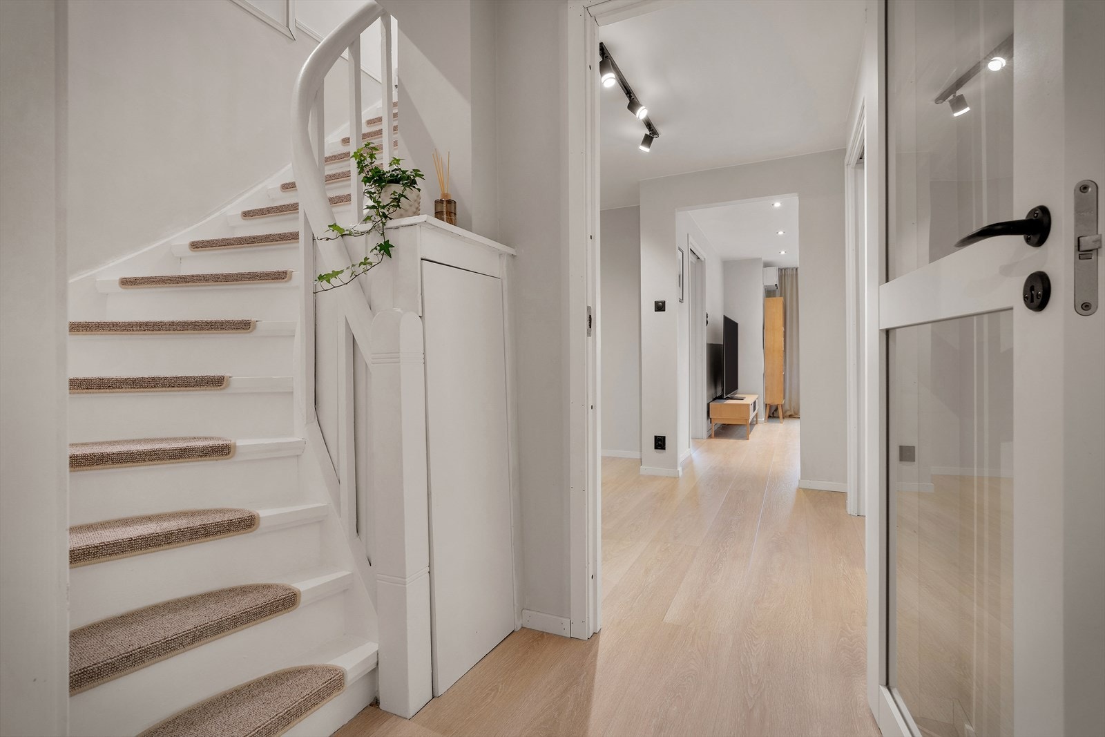 - Vi beveger oss opp til boligens loftetasje, hvor vi finner en romslig gang, 3 soverom og bad - Galleribilde