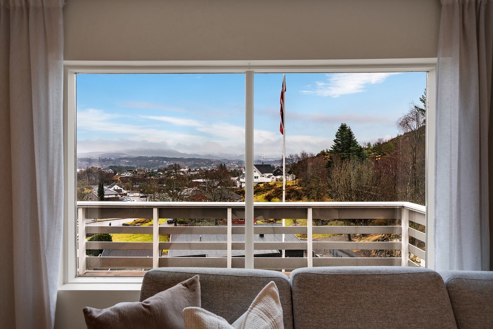 -Bosett deg i et naturskjønt område med et bredt servicetilbud innenfor kort avstand, med butikker, spisesteder, kino, bibliotek, helse- og treningstilbud samt flere dagligvarebutikker rundt Sartor Storsenter - Galleribilde