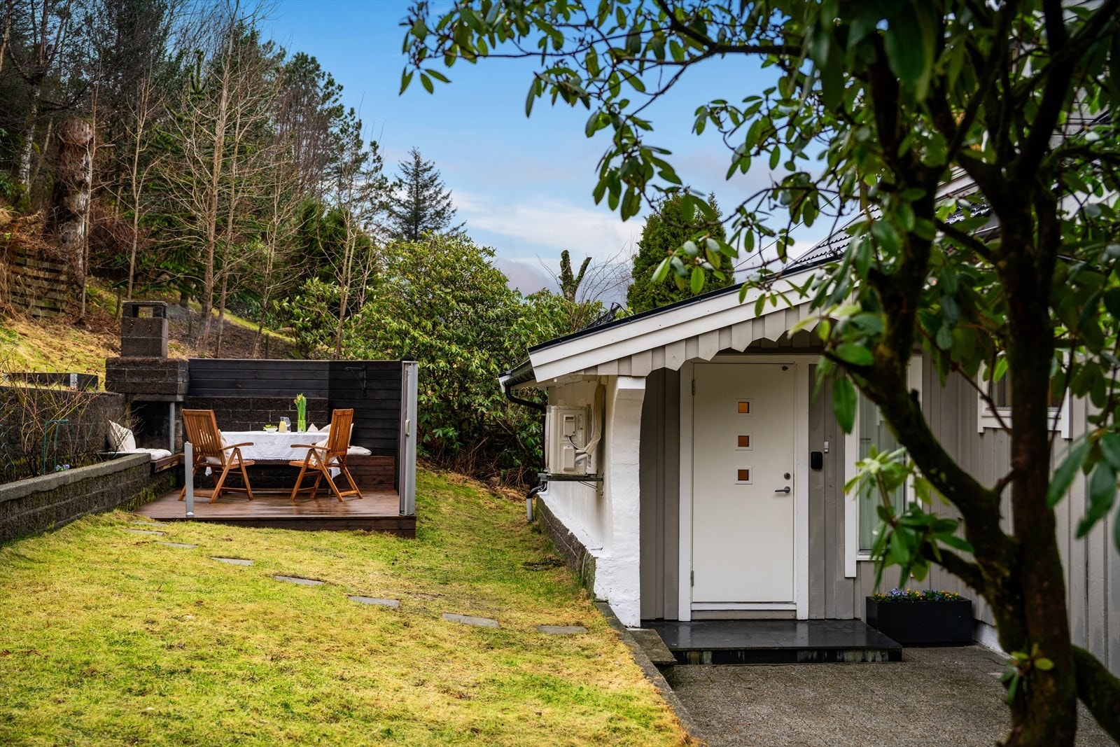 - Uteområdene har flere koselige kvaliteter som en egen terrasse med utepeis! - Galleribilde