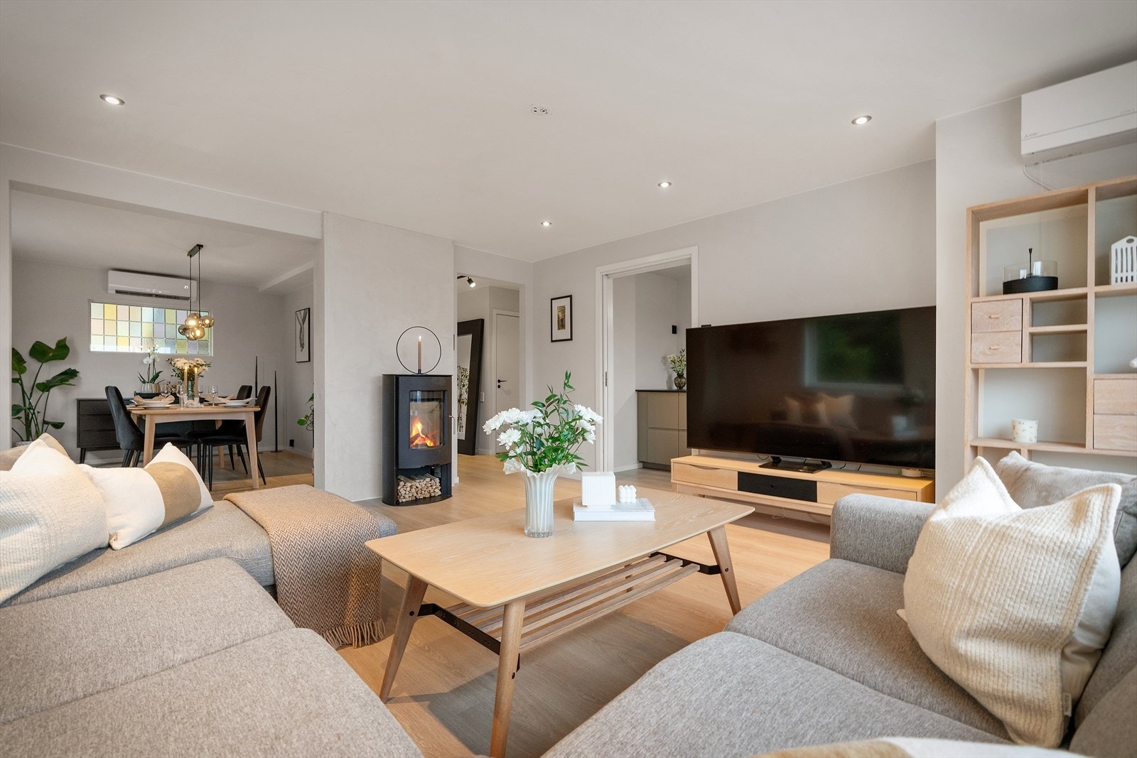 - Hovedetasjen måler 88m² og byr på en romslig stue i tilknytning til spisestue og kjøkken - Galleribilde