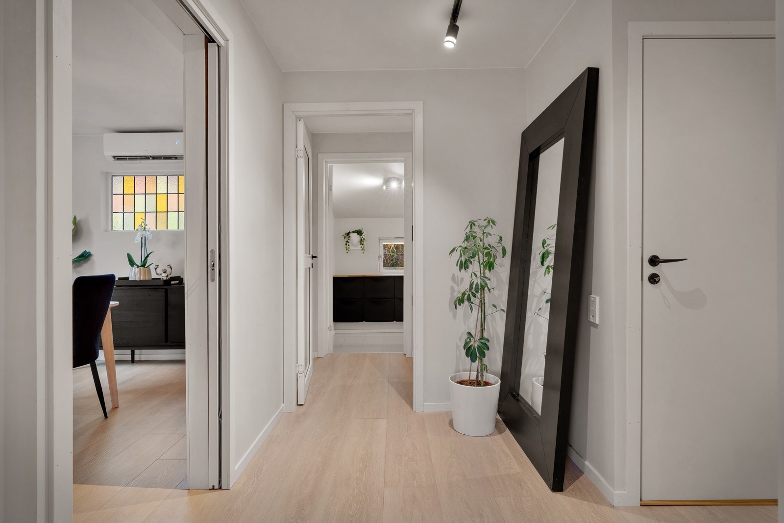 - Merk gjennomgående likt gulv som sørger for et nydelig helhetsinntrykk og en rød tråd gjennom hele boligen - Galleribilde