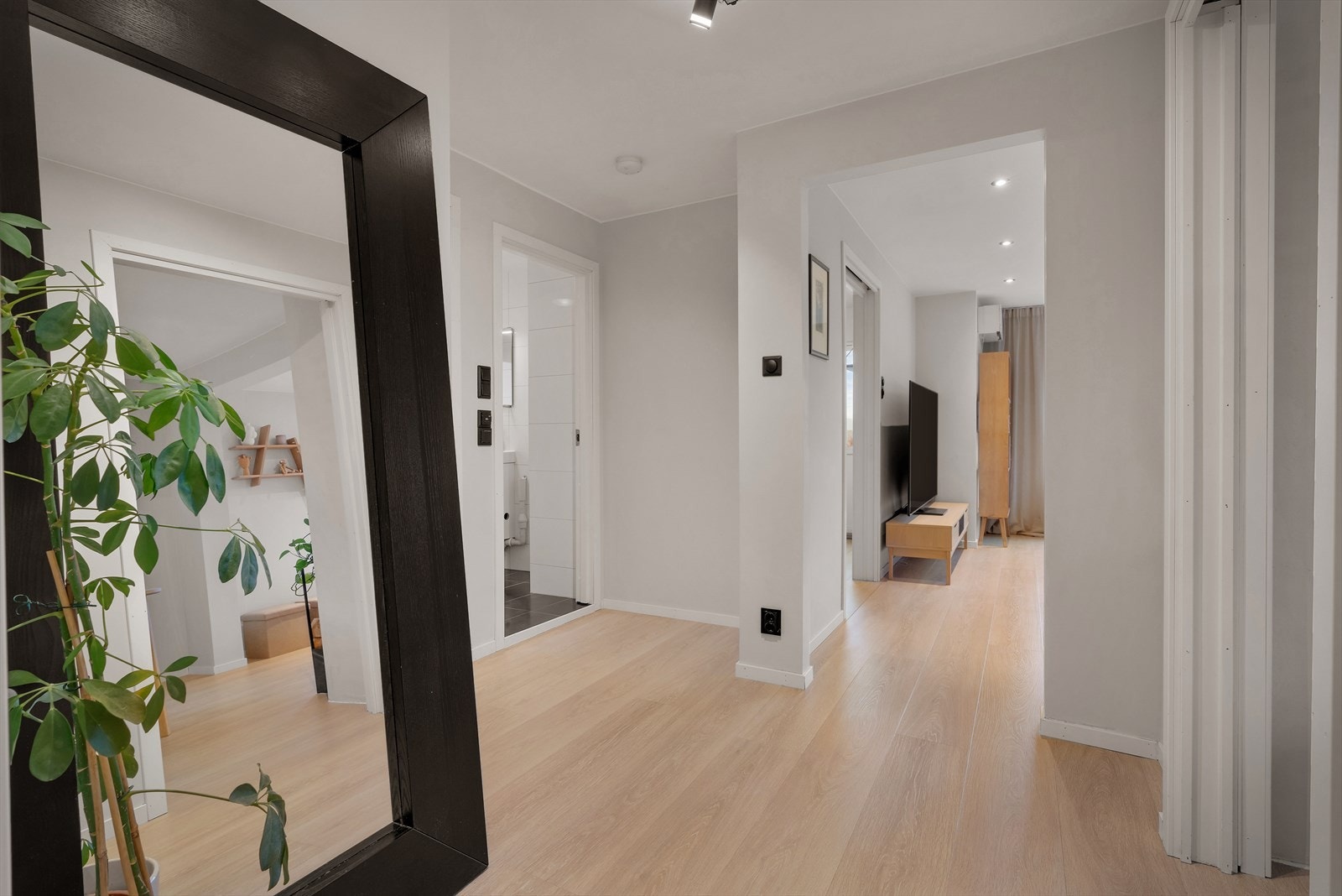 - I hovedetasjen finner du og en romslig gang med videre tilkomst til soverom og bad - Galleribilde