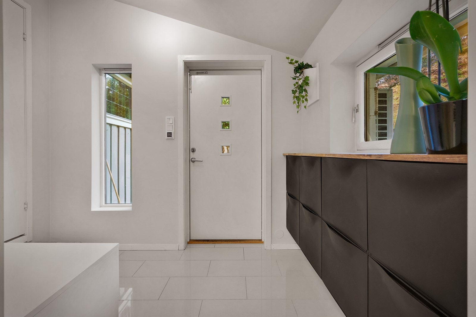 - Entreen måler 5,3m². Praktiske skoskap medfølger handelen! - Galleribilde