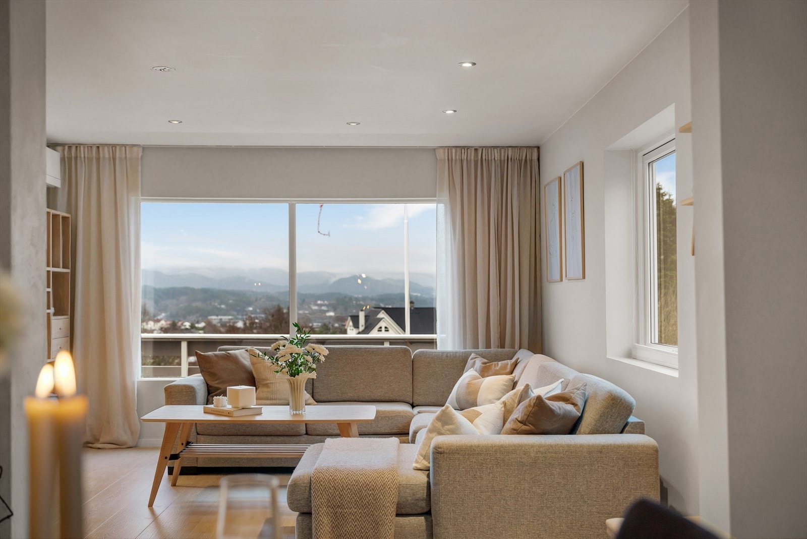 - En moderne og oppgradert enebolig på 178 m² fordelt på 2 plan + hybel, med en familievennlig og svært sentral beliggenhet i Sotra Kystby - Galleribilde