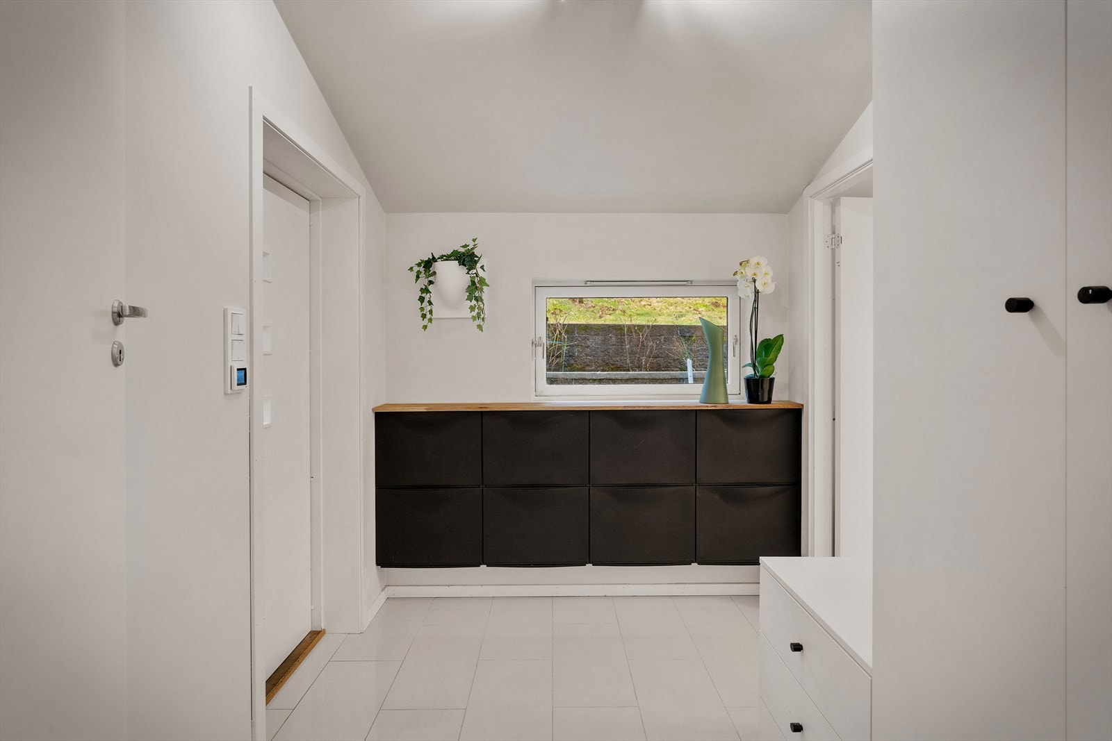 - Boligens entré har praktiske fliser og behagelig gulvvarme - Galleribilde