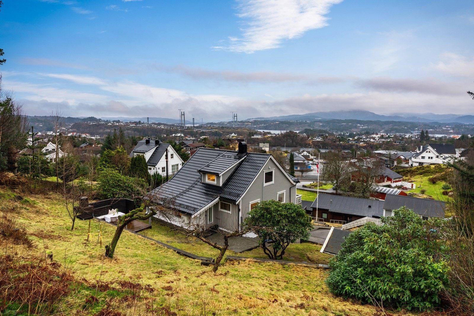 - Med gangavstand til skoler og barnehager, samt beliggenhet i enden av en blindvei, er dette en perfekt bolig for barnefamilien - Galleribilde