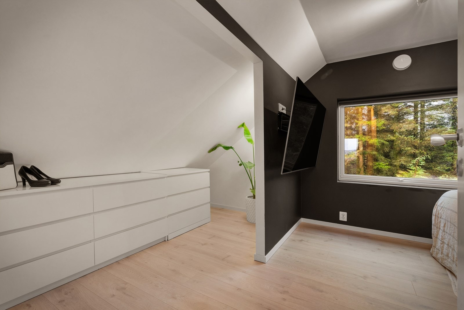 - Praktisk løsning med egen avdeling til klær og oppbevaring - Galleribilde