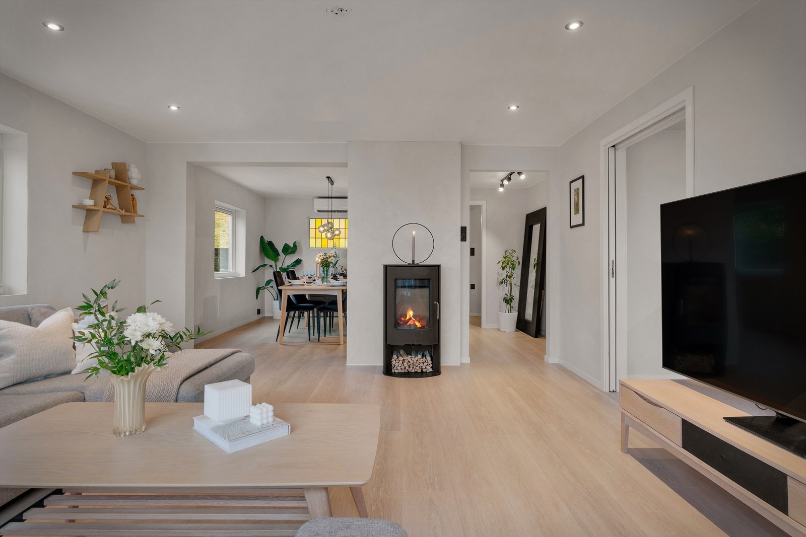 - Romslig stue- og spisestue med naturlig inndeling mellom oppholdssonene, her har du god plass til ønsket møblement - Galleribilde