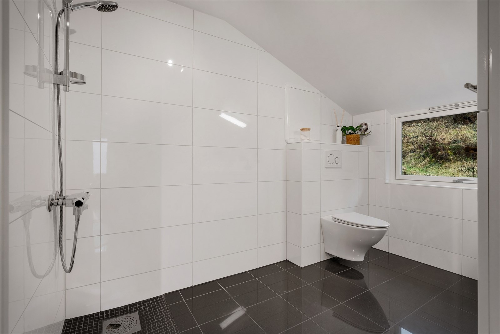 - Badet måler 4,3 m² og har behagelig gulvvarme - Galleribilde