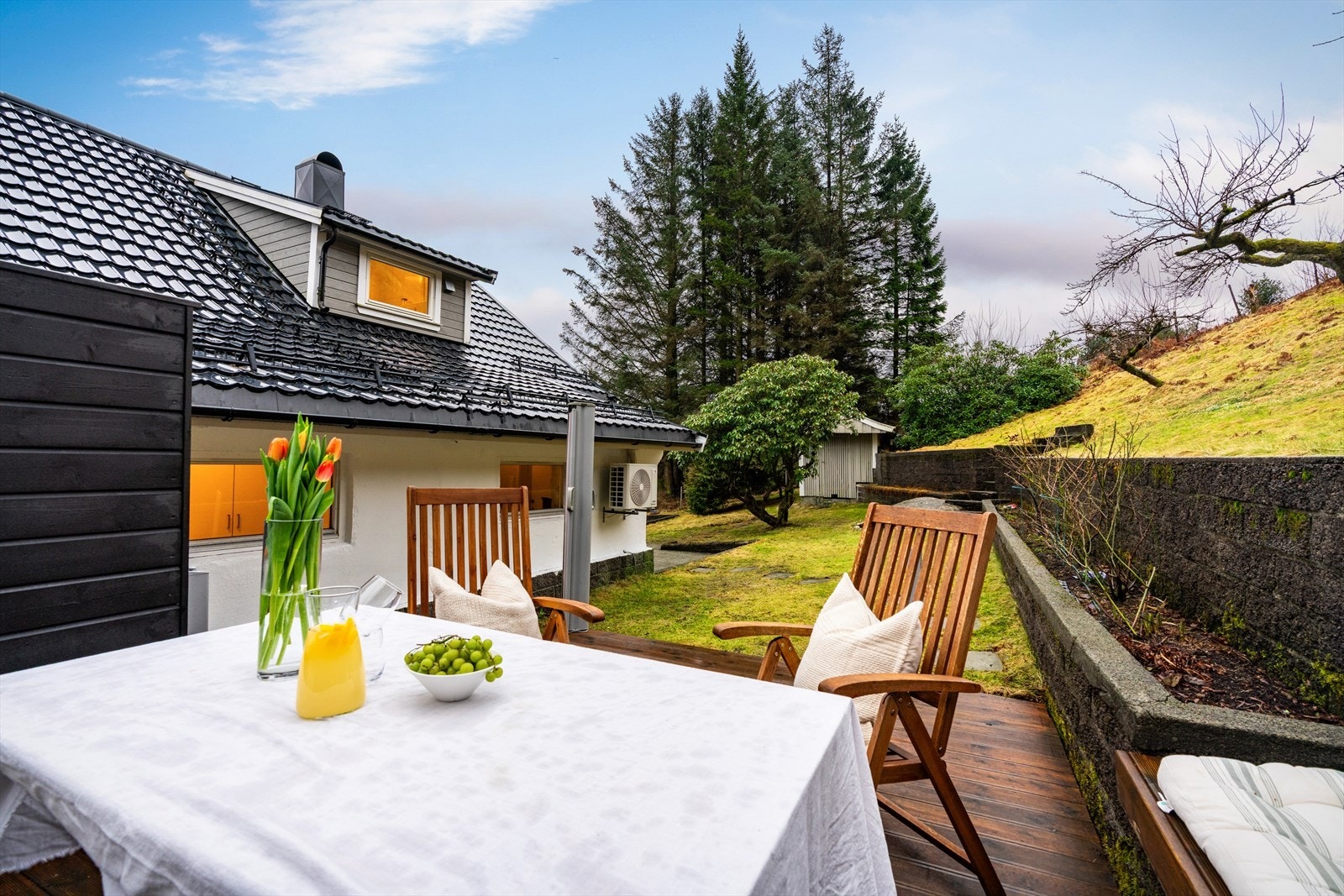 - Skjermet hagedel hvor barna kan leke fritt i trygge omgivelser - Galleribilde