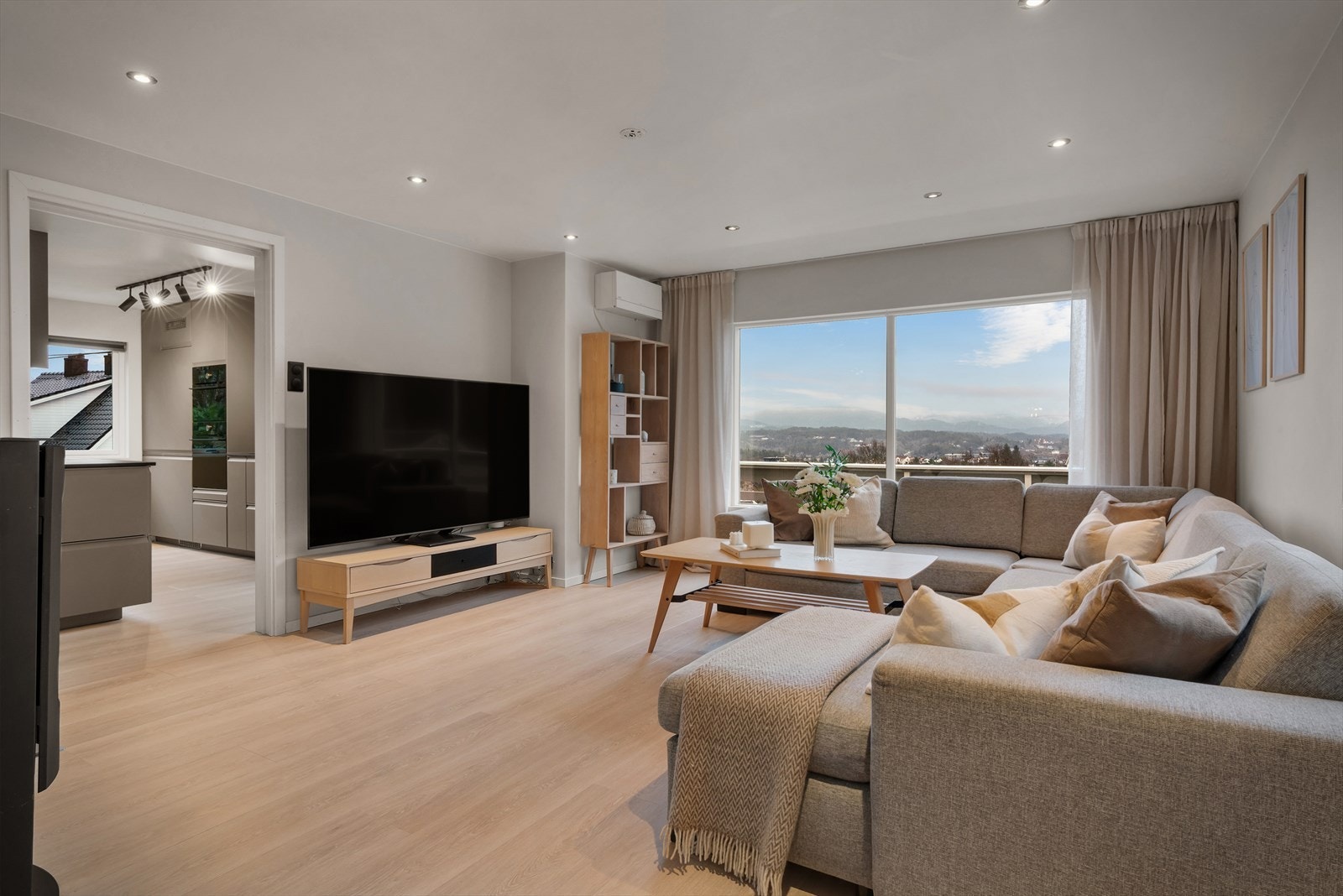 - Boligen fremstår velholdt og er jevnlig oppgradert til glede for ny eier - Galleribilde