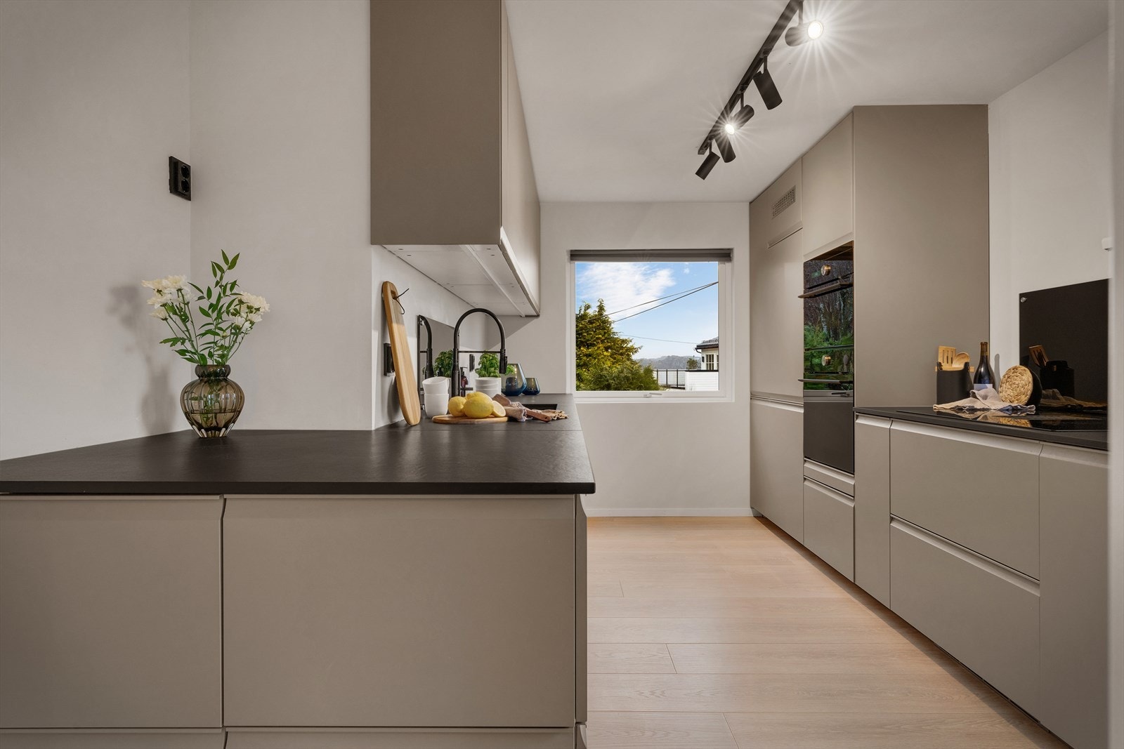 - Kjøkkenet har integrerte hvitevarer som stekeovn, oppvaskmaskin, kjøleskap og mikrobølgeovn - Galleribilde