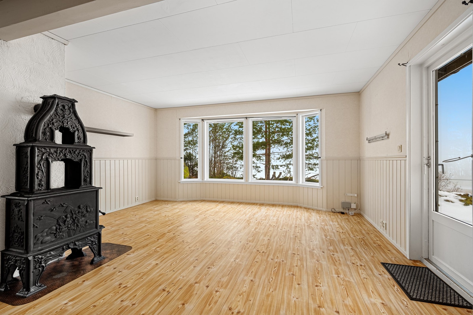 Stor stue med peisovn. Galleribilde