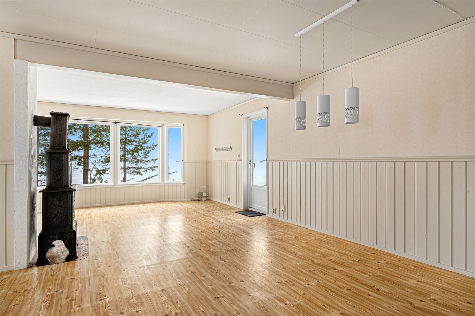 Store vindusflater som slipper inn mye naturlig lys! Galleribilde