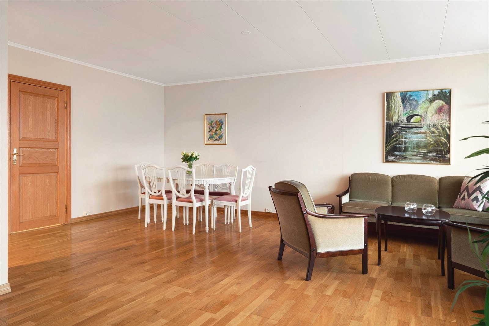 Leiligheten er opprinnelig bygget med to soverom. Ett av soverommene er i dag fjernet til fordel for større stue. Dette kan enkelt tilbakeføres, og er ikke søknadspliktig. Galleribilde